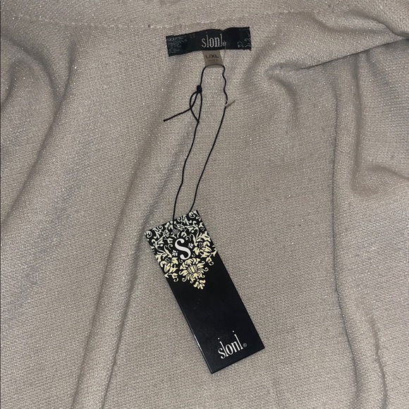 Sioni Elegant Beige Fur-Trimmed Cape - Picture 2 of 8